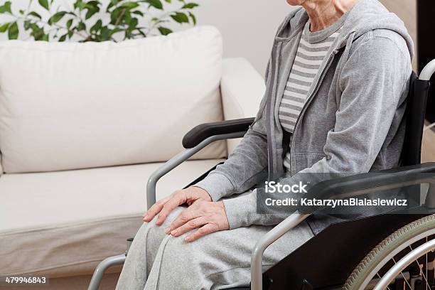 Lady Em Cadeira De Rodas - Fotografias de stock e mais imagens de Adulto - Adulto, Cadeira de Rodas, Cuidado