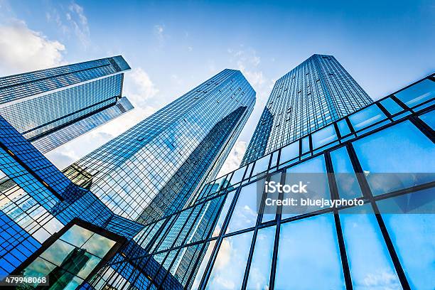 Moderne Hochhäuser Im Geschäftsviertel Vor Blauem Himmel Stockfoto und mehr Bilder von Außenaufnahme von Gebäuden