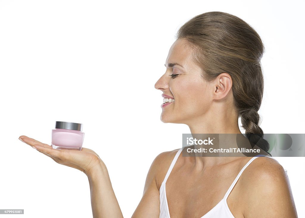 Sorrindo Jovem mulher com creme de garrafa - Foto de stock de Adulto royalty-free