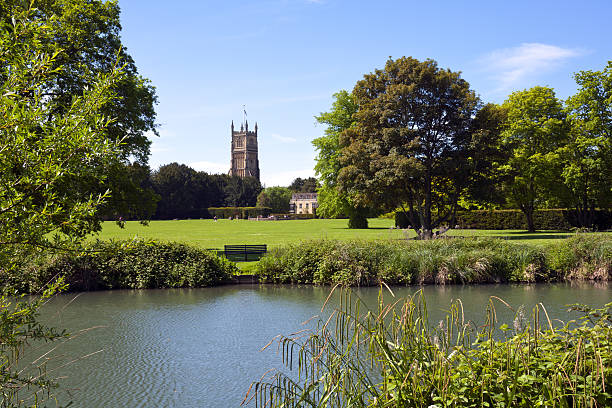 pittoresca cotswolds, cirencester chiesa e park - cotswold foto e immagini stock