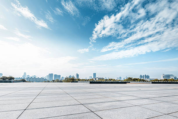 vacío square y piso con sky - urban road fotografías e imágenes de stock