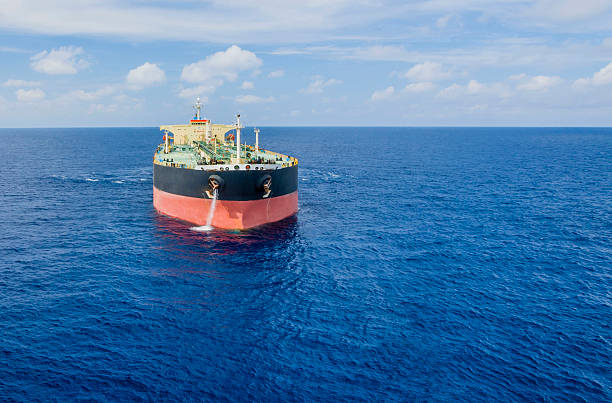 el buque cisterna - supertanker fotografías e imágenes de stock