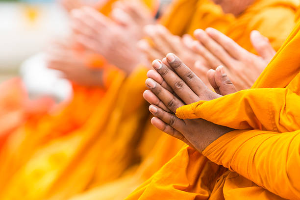 молиться за веры в буддизм - monk стоковые фото и изображения