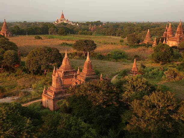 monges templos de bagan, cental birmânia tomado imediatamente antes de pôr do sol - myanmar bagan temple ayeyarwady river imagens e fotografias de stock