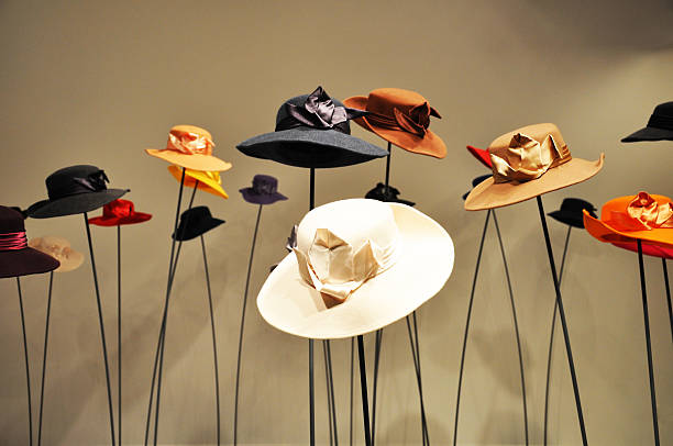 красочные шапки вешать на sticks - hat shop стоковые фото и изображения