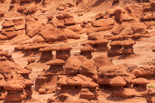 mushroon kształcie hoodoos goblin valley state park takeda - goblin valley state park zdjęcia i obrazy z banku zdjęć