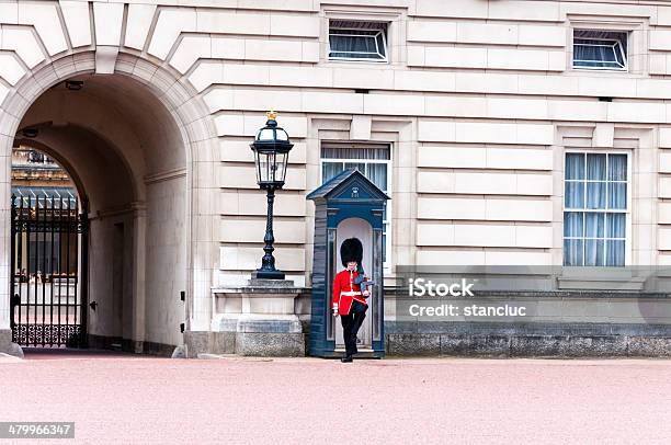 Queens Protección En El Palacio De Buckingham Foto de stock y más banco de imágenes de Adulto - Adulto, Alabardero de la Torre de Londres, Arma