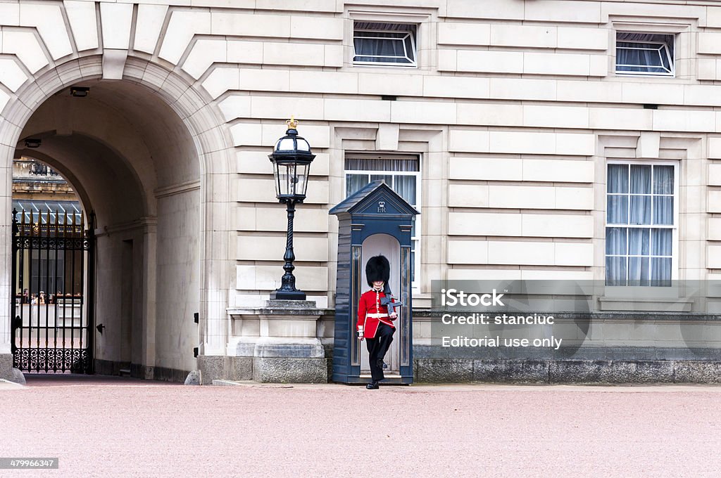 Queen's охрана в Букингемский дворец - Стоковые фото Англия роялти-фри