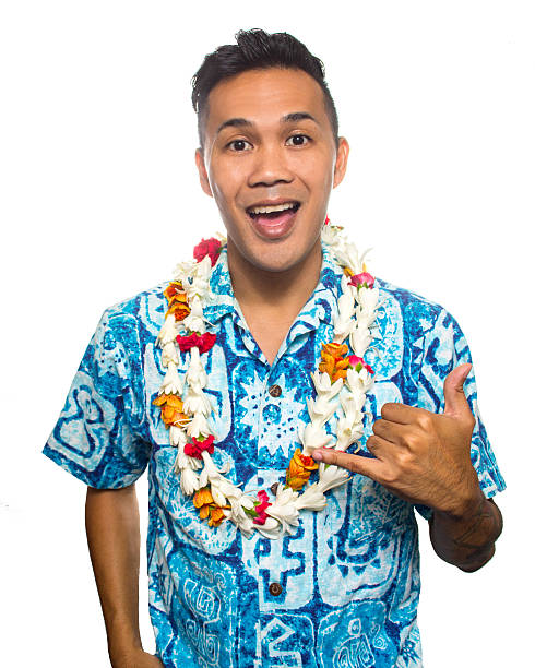 homme en chemise aloha de hawaï - hawaiian ethnicity photos et images de collection