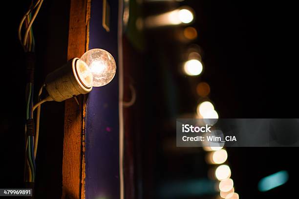 Glühbirne Schmücken Auf Den Hintergrund Stockfoto und mehr Bilder von Ausrüstung und Geräte - Ausrüstung und Geräte, Brainstorming, Elektrische Lampe