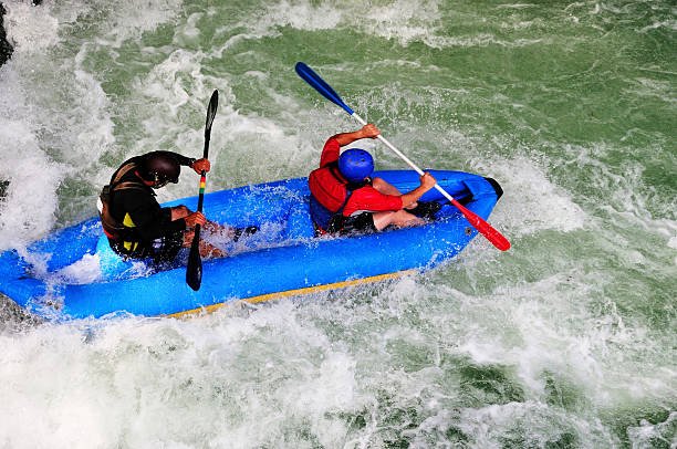 rafter auf rapids - teamwork river rafting costa rica stock-fotos und bilder