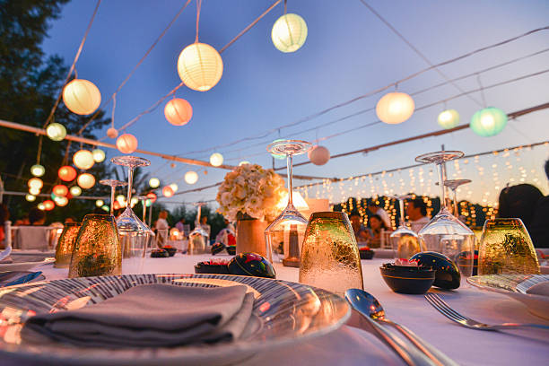 tavolo apparecchiato per un evento festa o il ricevimento di nozze - evento foto e immagini stock
