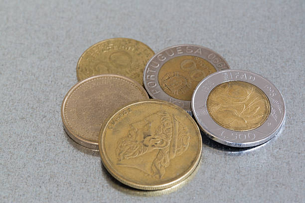 antiguas monedas de la moneda europea - euro symbol crisis time debt fotografías e imágenes de stock