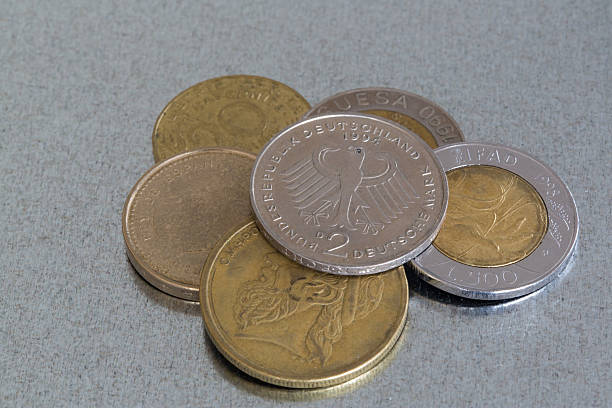 pièces de monnaie d'anciennes monnaies européennes - euro symbol crisis time debt photos et images de collection