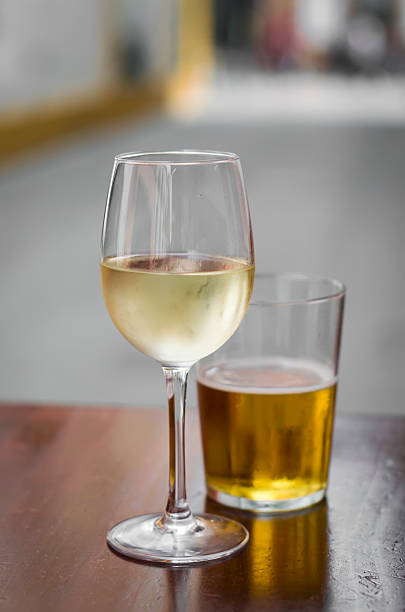 prosciutto acciughe, bianco vino e birra in un bar street - still shot foto e immagini stock