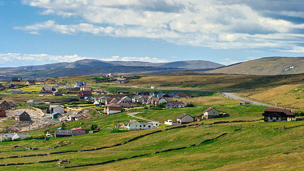 lerwick sotto un cielo blu centro città - shetland islands foto e immagini stock