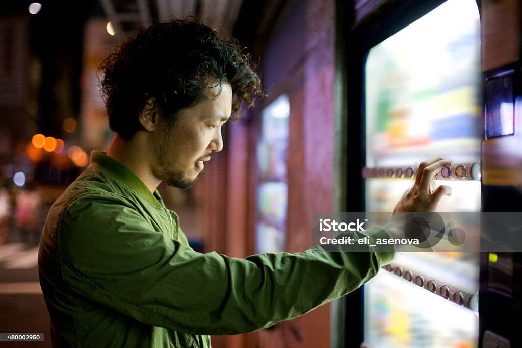Jungen japanischen Mann mit Verkaufsautomaten Mashine in Tokio. - Lizenzfrei Verkaufsautomat Stock-Foto
