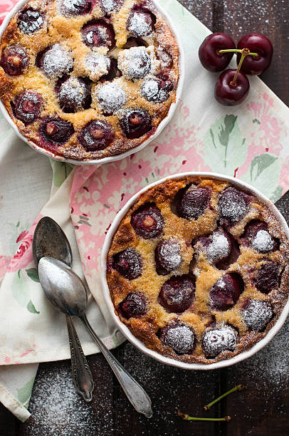 kirschen clafoutis - clafoutis stock-fotos und bilder