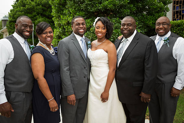 braut und bräutigam familie portrait. - wedding black american culture bride stock-fotos und bilder