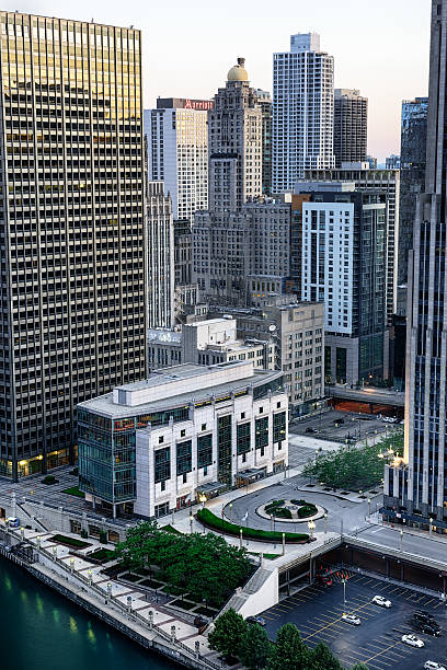 gleacher center od powyżej, centrum chicago o zmroku. - equitable building zdjęcia i obrazy z banku zdjęć