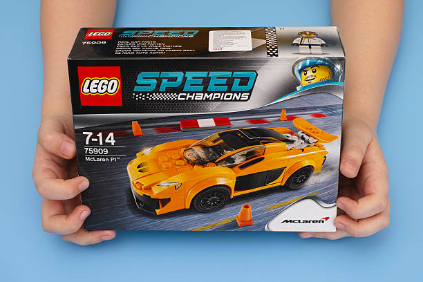 lego szybkiego mistrzów pole z mclaren p1 w ręce dziecka - formula one racing auto racing car sports race zdjęcia i obrazy z banku zdjęć