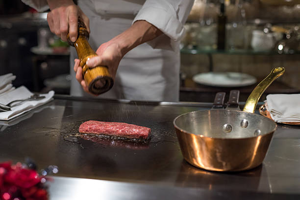 chef cozinhar carne de bovino em wagyu teppanyaki restaurante, tóquio japão - teppan yaki imagens e fotografias de stock