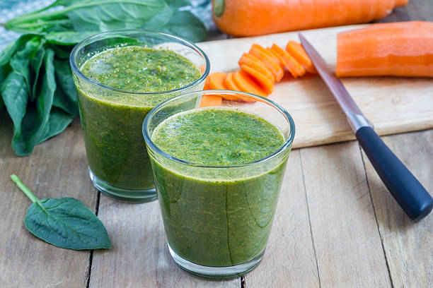 gesundes grün spinat karotten smoothie in glas - chlorophyll green smoothie smoothie vegetable stock-fotos und bilder