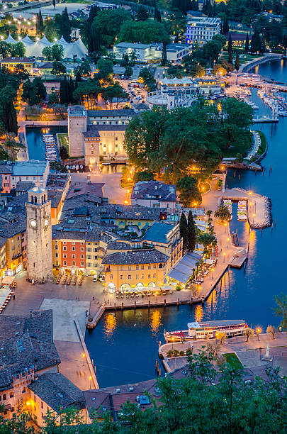 lago de garda, cidade de riva del garda, itália (azul hora) - riva degli schiavoni - fotografias e filmes do acervo