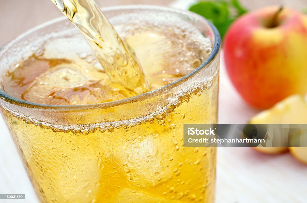 Apfelschorle einschenken jugo de manzana spritzer - Foto de stock de Zumo de manzana libre de derechos
