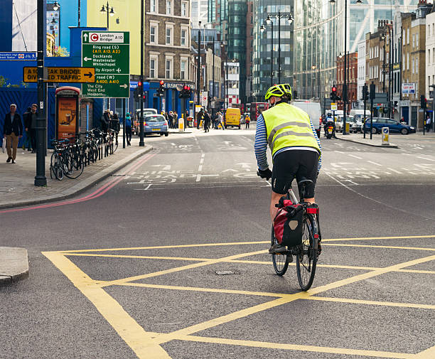 torowym z ulic londynu. - bicycle london england cycling safety zdjęcia i obrazy z banku zdjęć