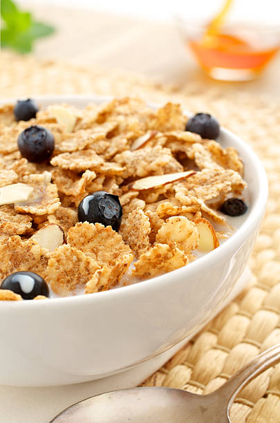 gesunde frühstücksflocken-saudáveis cereais para pequeno-almoço - giesen imagens e fotografias de stock