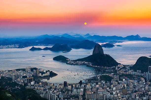 シュガーローフ山と botafogo でリオデジャネイロ - guanabara bay ストックフォトと画像