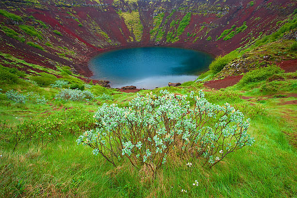kerid é um lago de cratera, localizado no sul da islândia. - kerith - fotografias e filmes do acervo