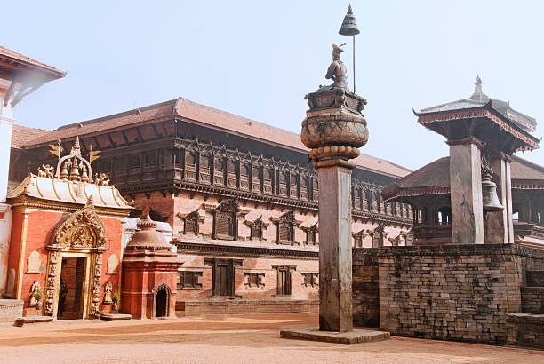 place de durbar de bhaktapur - durbar square photos et images de collection