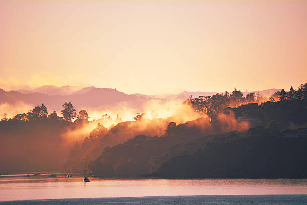 Bay Of Islands Foggy Sunrise rano światło Nowa Zelandia – zdjęcie