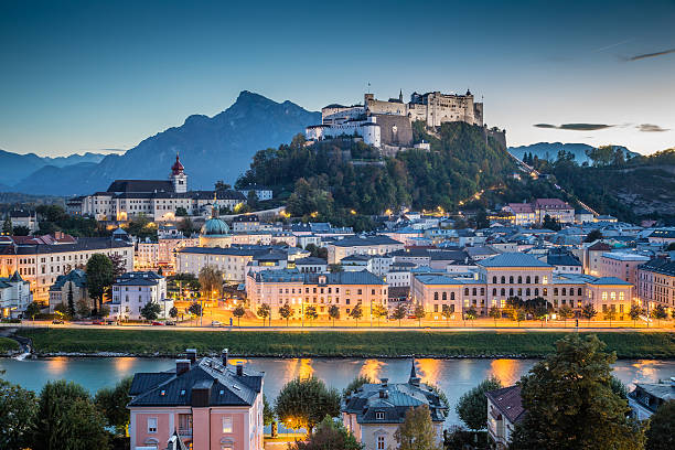 a histórica cidade de salzburgo ao anoitecer, província de salzburgo, áustria - kapuzinerberg - fotografias e filmes do acervo