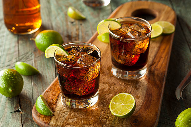 ron y cola cuba libre - whisky glass alcohol drink fotografías e imágenes de stock