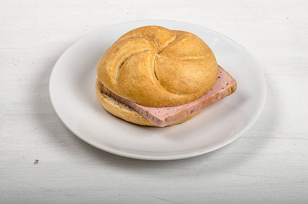 leberkaese buchta na talíři - restaurace rychlého občerstvení restaurace fotky - stock snímky, obrázky a fotky