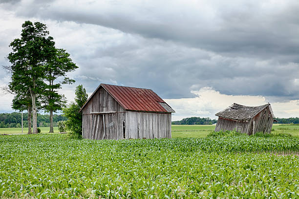 dois farm cabanas em ohio - storm storm cloud hdr barn - fotografias e filmes do acervo