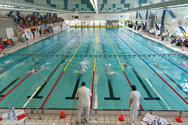 estilo libre competencia internacional de niños durante los juegos de 2015 - early teens child swimming pool swimming fotografías e imágenes de stock