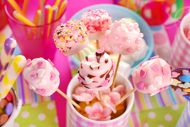 mesa de festa de aniversário para crianças com explosões de marshmallow - flavored ice variation birthday candy imagens e fotografias de stock