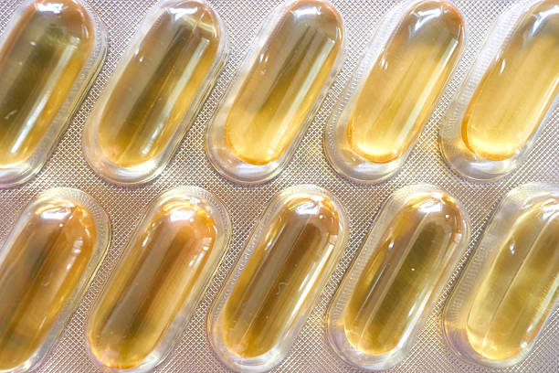 vista de macro de gel cápsulas - gel effect capsule pill vitamin e - fotografias e filmes do acervo