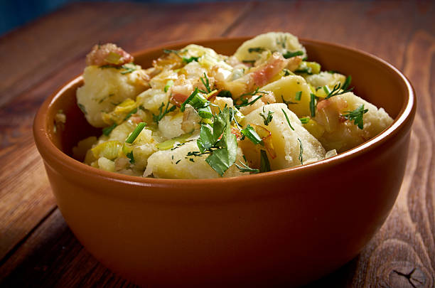 kartoffelsalat - salad prepared potato potato salad food zdjęcia i obrazy z banku zdjęć