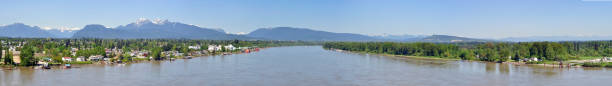 panorama des fraser river - langley stock-fotos und bilder