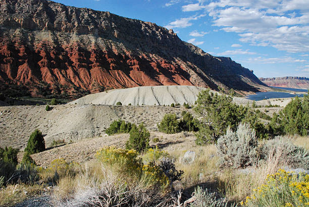 Flaming Gorge overlook Dutch John Utah and Wyoming lin Red rocks and sand dunes of Flaming Gorge National Monument at overlook north of Dutch John near Utah/Wyoming state line vernal utah stock pictures, royalty-free photos & images