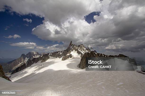 Mont Blanc - Fotografias de stock e mais imagens de Alpes Europeus - Alpes Europeus, Alto - Descrição Física, Azul