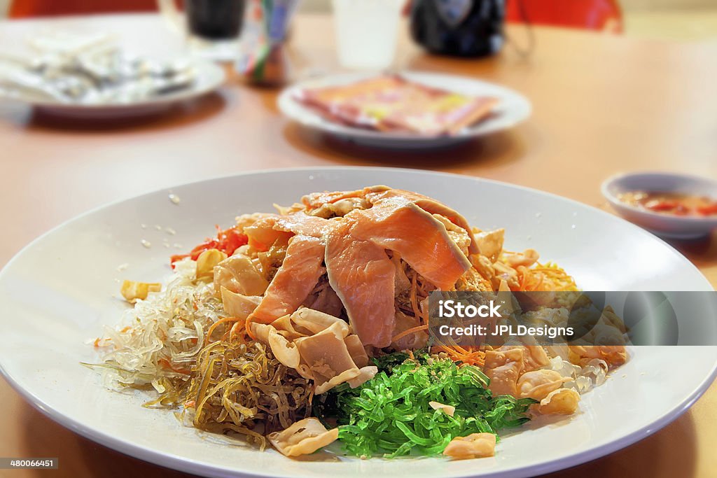 Китайский Новый год сырой Рыбный салат - Стоковые фото Азиатская кухня роялти-фри