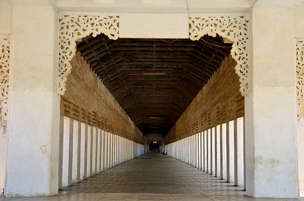 gate eingang zum shwezigon pagode oder shwezigon paya - ancient architecture buddhism burmese culture stock-fotos und bilder