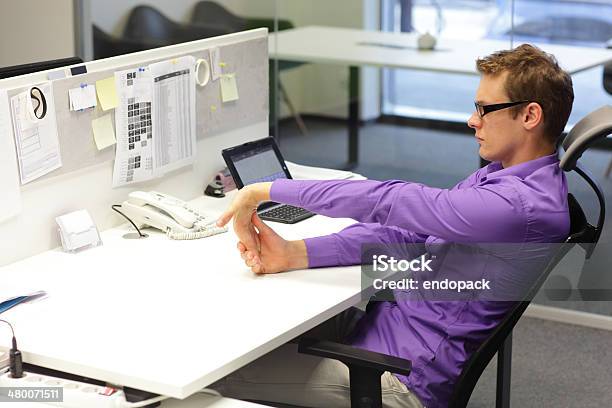 Execises Im Büro Stockfoto und mehr Bilder von Ergonomie - Ergonomie, Ergonomische Tastatur, Dehnen