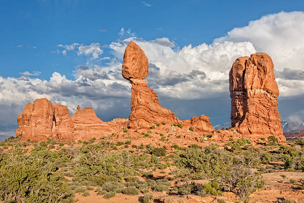 equilibrado roca en el parque nacional de los arcos - travel famous place balanced rock beauty in nature fotografías e imágenes de stock